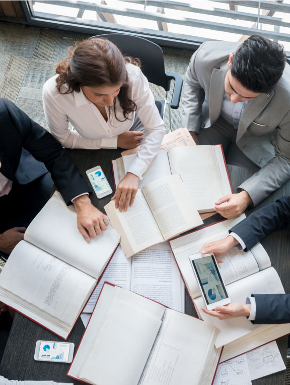 Personas leyendo documentos